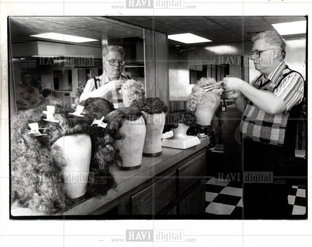 1980 Press Photo TOURPEES RUN TH GAMUT WIG - Historic Images