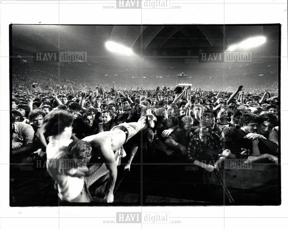 1962 Press Photo Security Staffer Pulls Injured Fan - Historic Images