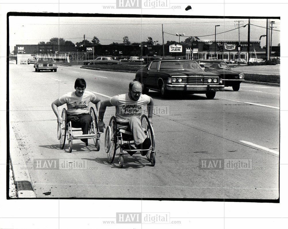 1982 Press Photo Lee Doser Lou Cherwak wheelchair - Historic Images