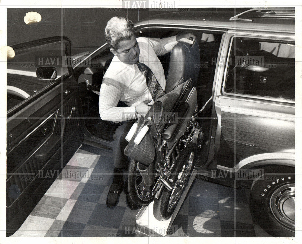 1974 Press Photo New wheelchair design, car friendly - Historic Images