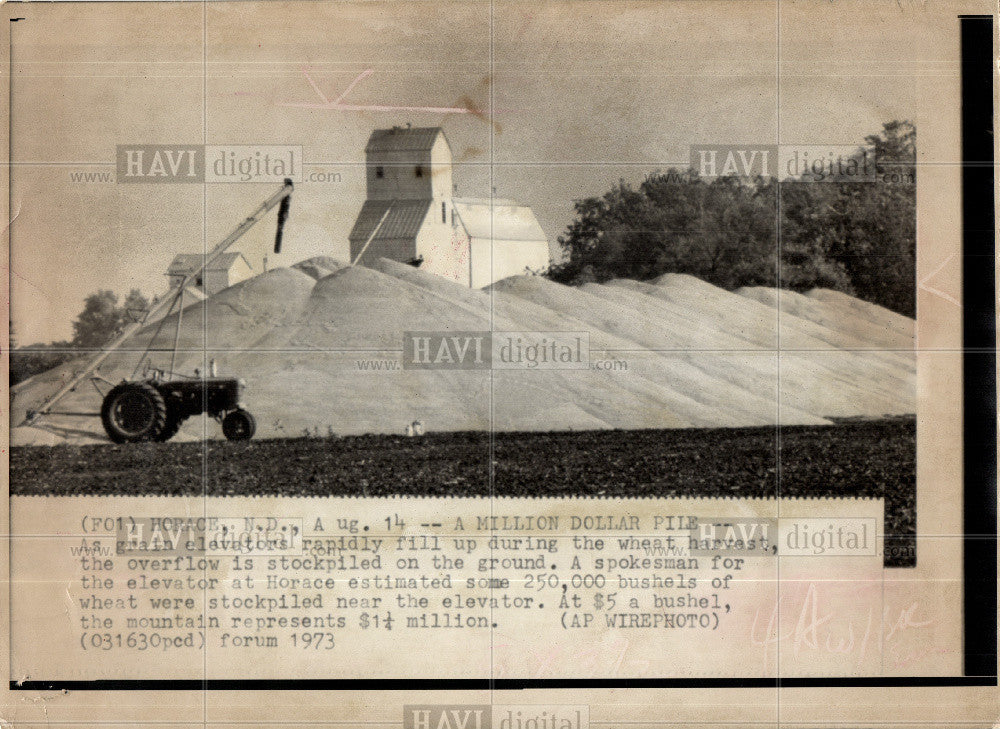 1973 Press Photo Wheat Harvest Overflow Horace - Historic Images