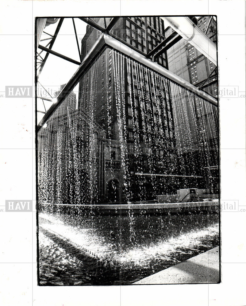 1986 Press Photo A summer fountain on Washington Blvd. - Historic Images