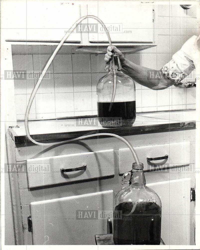 1975 Press Photo Wine Siphon Tube Jug Sediment - Historic Images