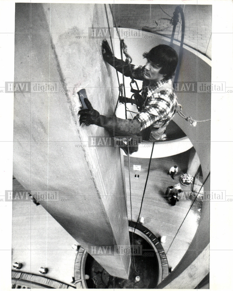 1980 Press Photo Ben Colli Window Washing Safety Height - Historic Images