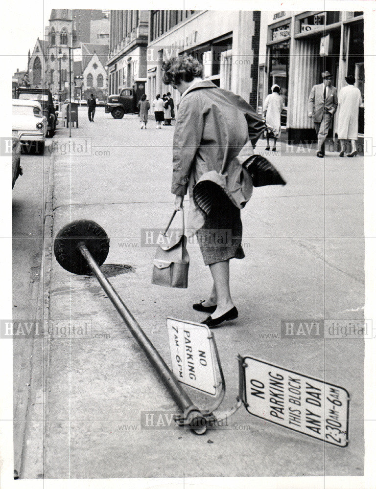 1958 Press Photo Detroit Indian Summer Weather Michigan - Historic Images