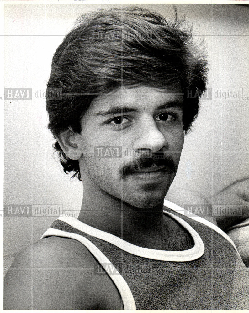 1980 Press Photo Cheap model - $25 Wig - Historic Images