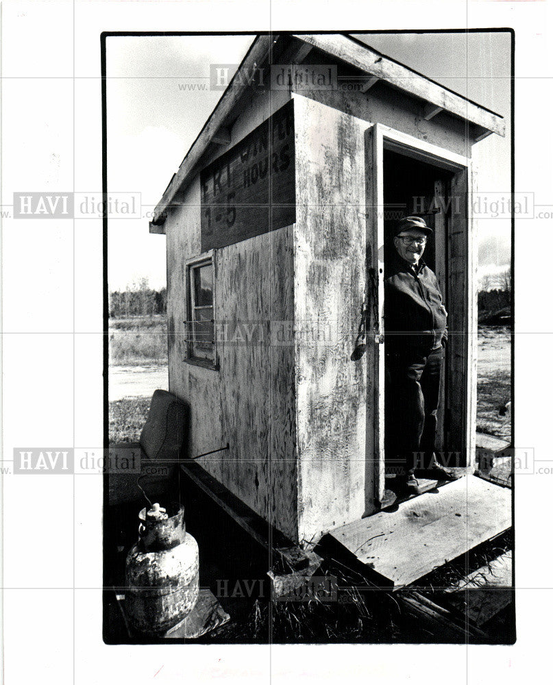 1982 Press Photo Nick Moraitis Main Street Whittemore - Historic Images