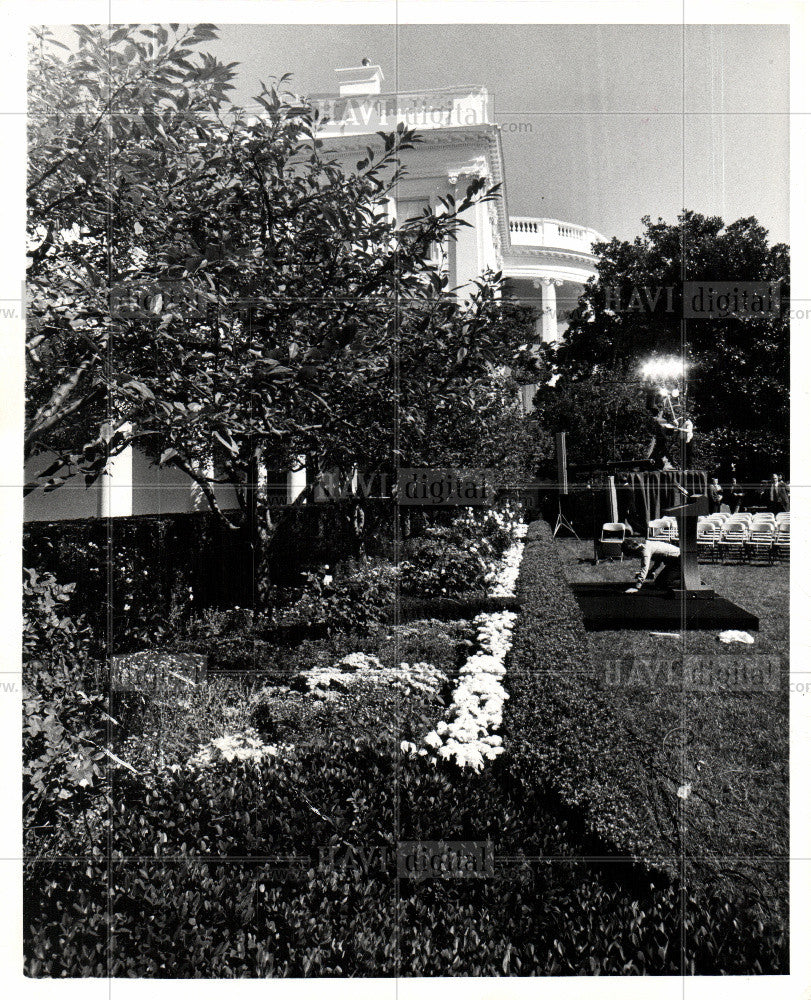 Press Photo Whitehouse Rose Garden - Historic Images