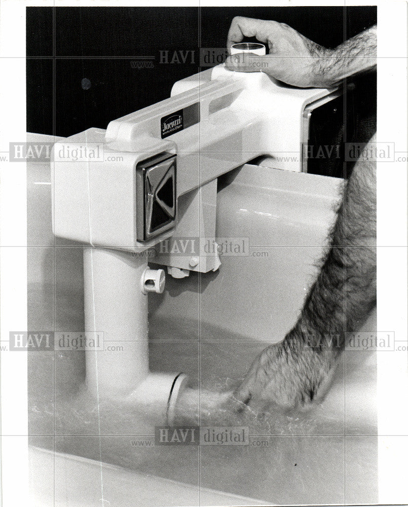 1977 Press Photo Whirlpool bath - Historic Images