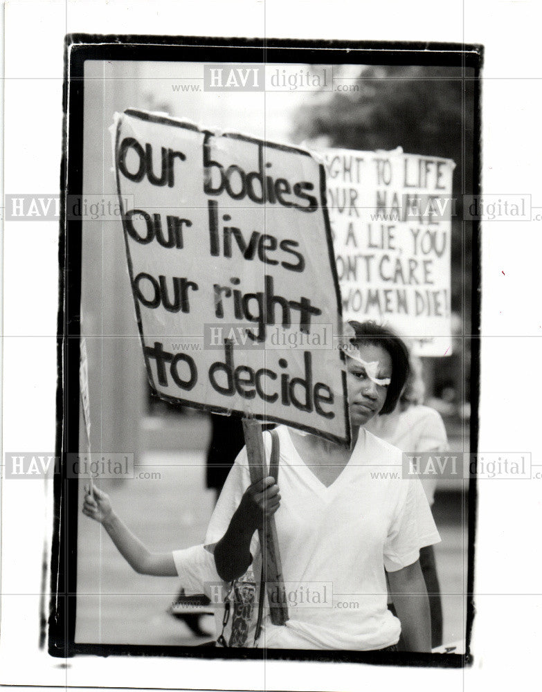 1989 Press Photo Pro Choice Protests Placard McNamara - Historic Images