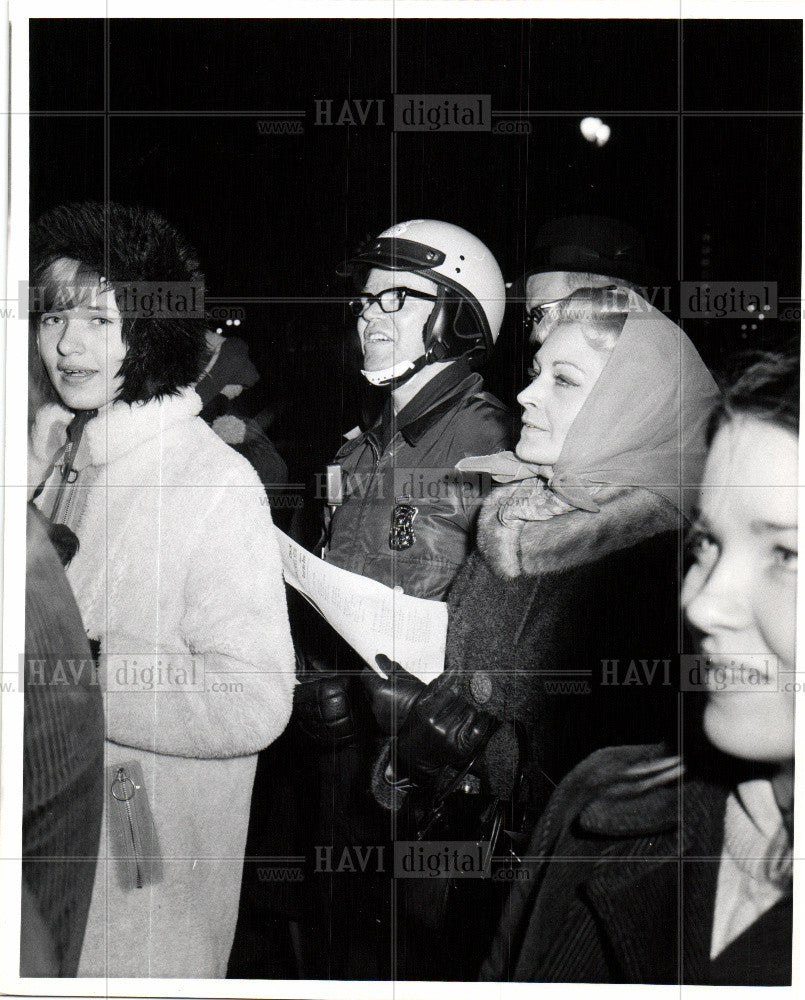 1968 Press Photo Action Line Christmas Carolers - Historic Images