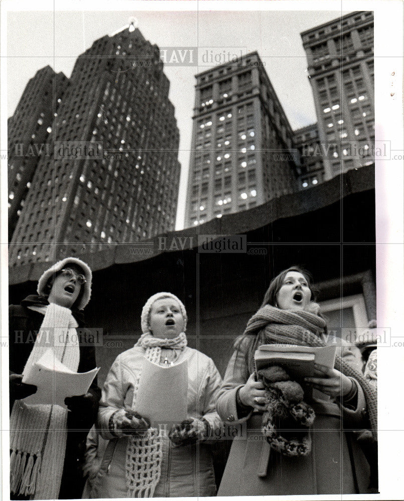 1975 Press Photo Christmas Carolers Kennedy Square - Historic Images