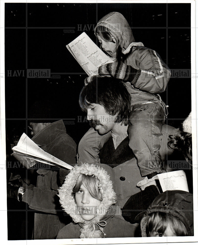 1975 Press Photo Action Line Christmas Sing Kennedy - Historic Images