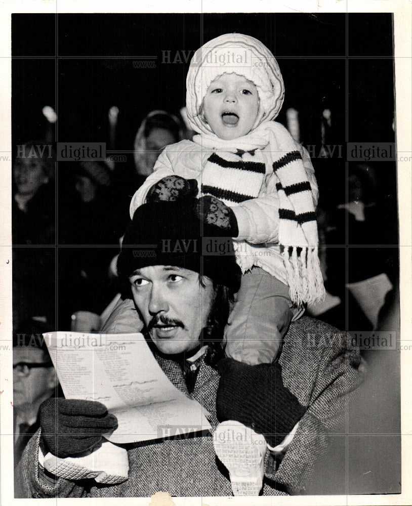 1972 Press Photo Action Line Christmas Carolers - Historic Images