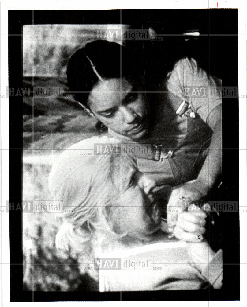 1992 Press Photo Mayra Soto Nursing Home Crying - Historic Images