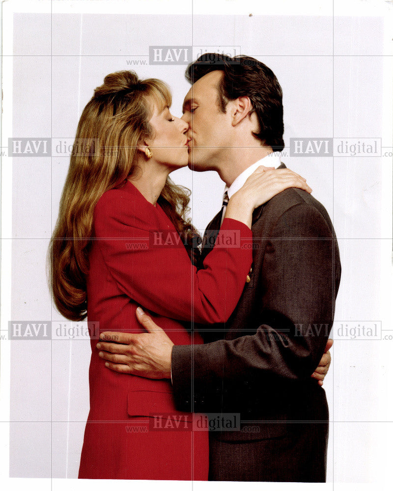 1993 Press Photo Taster&#39;s Choice Couple Kissing Ad - Historic Images