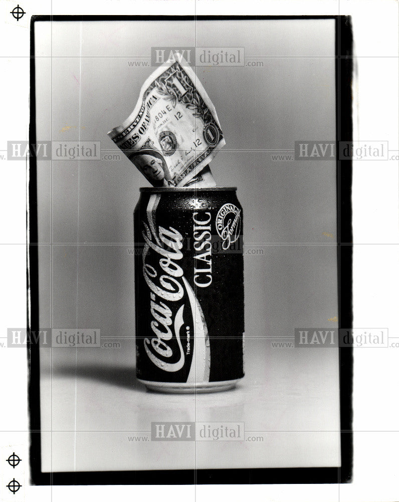 1990 Press Photo COKE CAMPAIGN OFFERS MONEY PRIZE - Historic Images