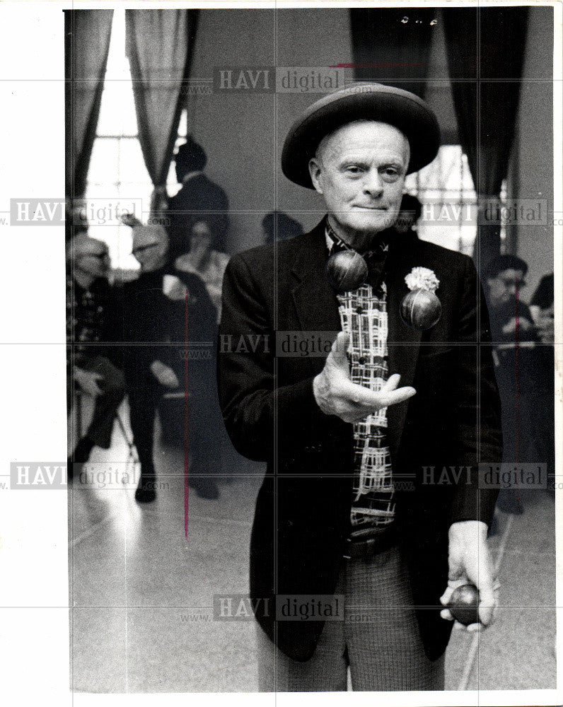 1976 Press Photo JACK M.FROST  JUGGLING - Historic Images