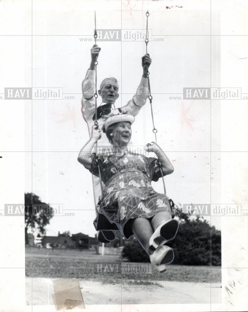 1966 Press Photo aged swinging - Historic Images