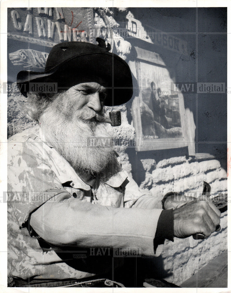 1965 Press Photo Old-timer Whittles at OLD TUCSON - Historic Images