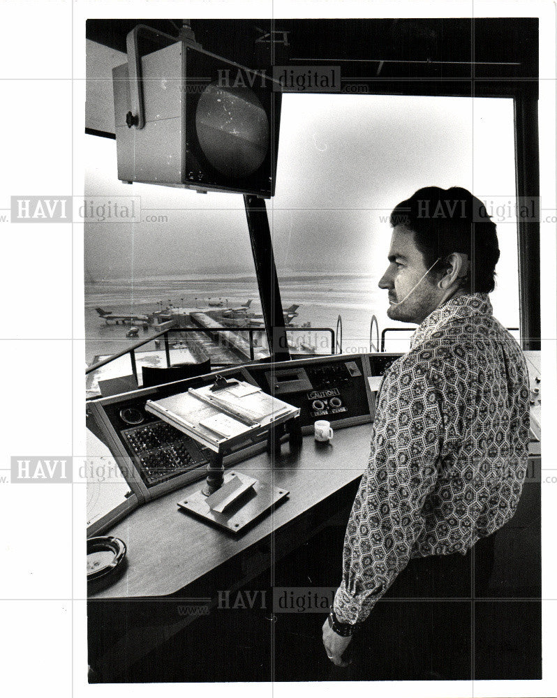 1975 Press Photo Mel Smith tower control - Historic Images