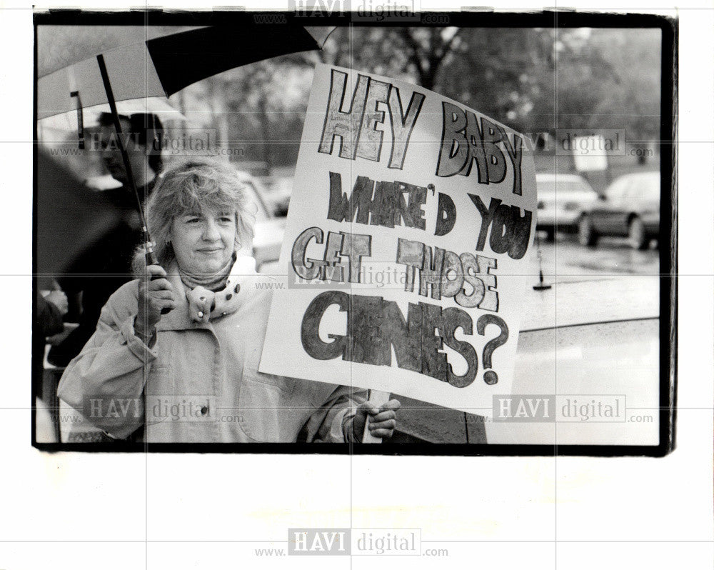 1991 Press Photo PROTESTING ADOPTATION LAW Wayne County - Historic Images