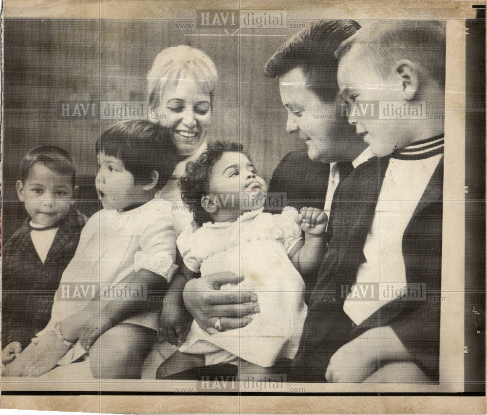 Press Photo Adoption - Historic Images