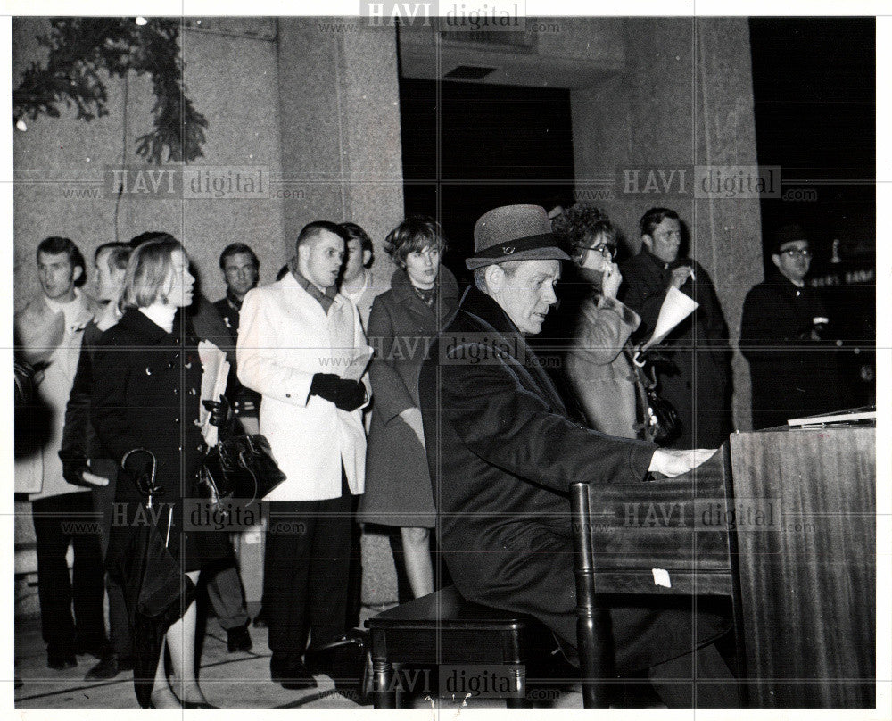 1953 Press Photo Jim Clark kennedy square xmas caroling - Historic Images