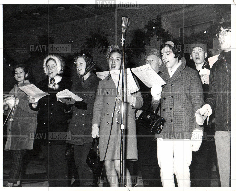 1968 Press Photo Christmas carols, Kennedy Square - Historic Images