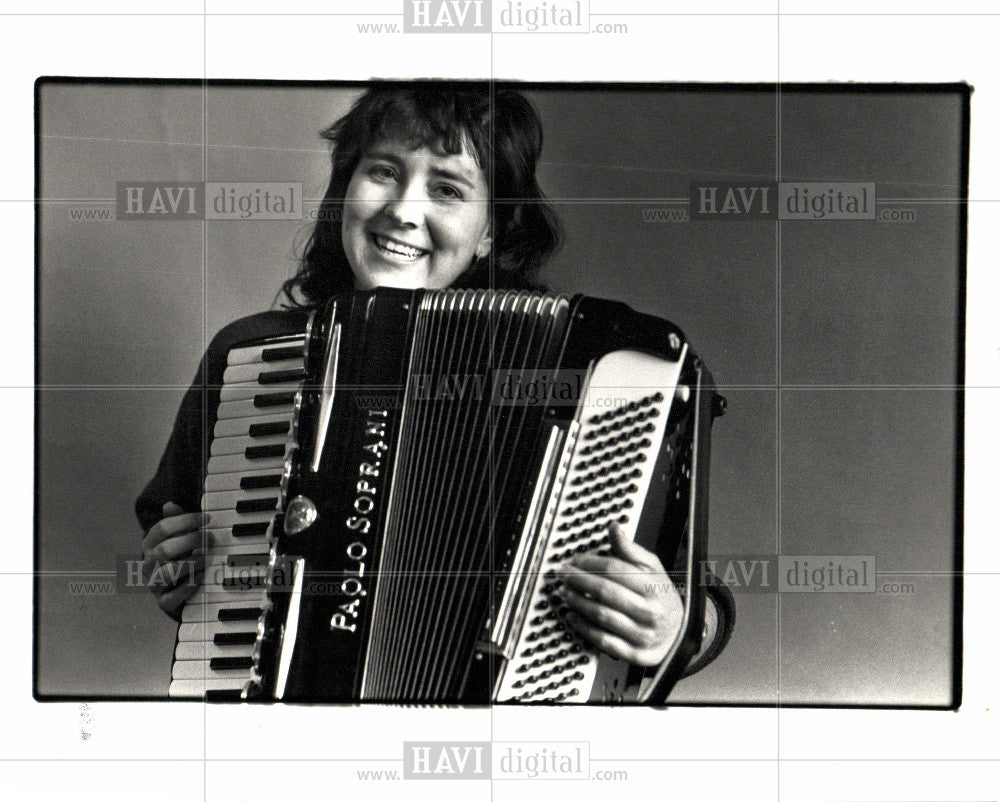 Press Photo Accordian Player Female Paolo Soprani - Historic Images