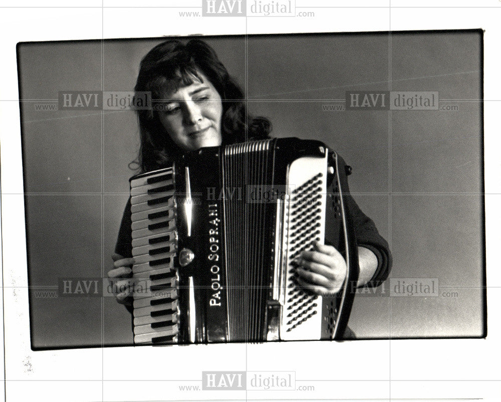 Press Photo Accordian Player Female - Historic Images