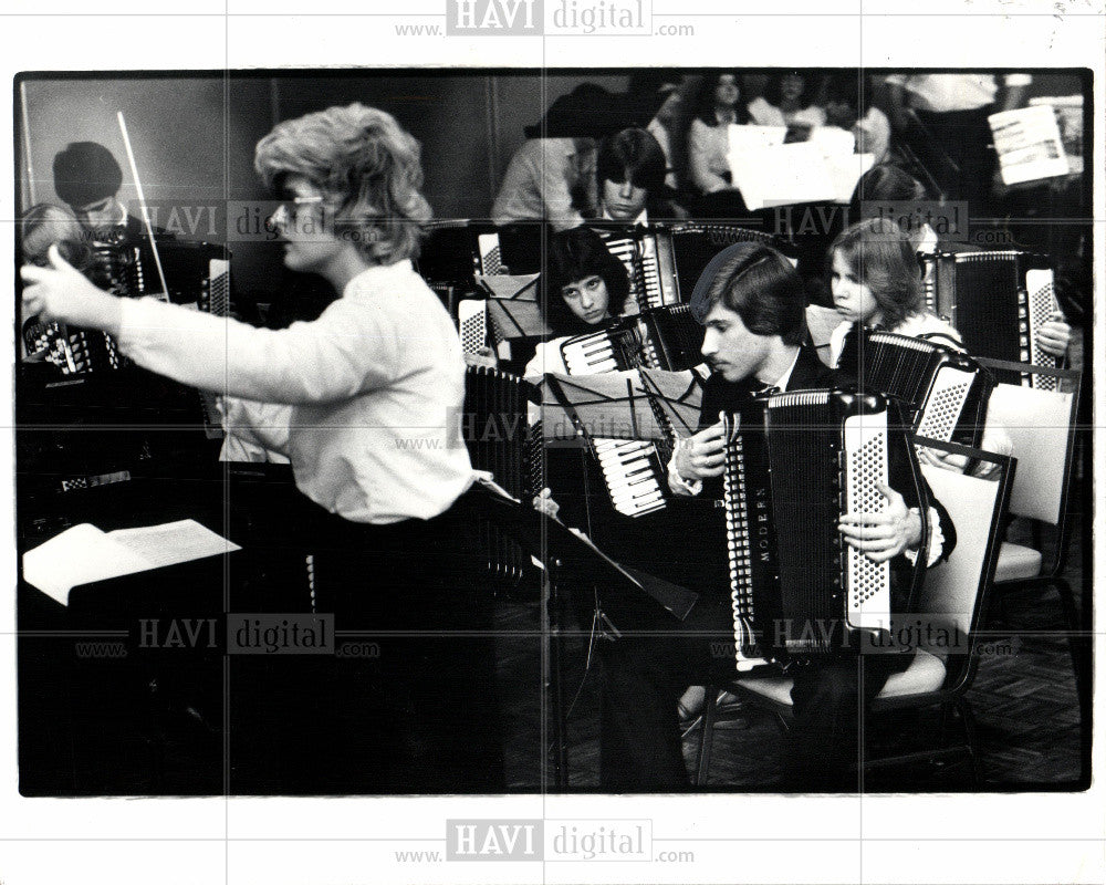 1982 Press Photo Lana Gore Conductor - Historic Images