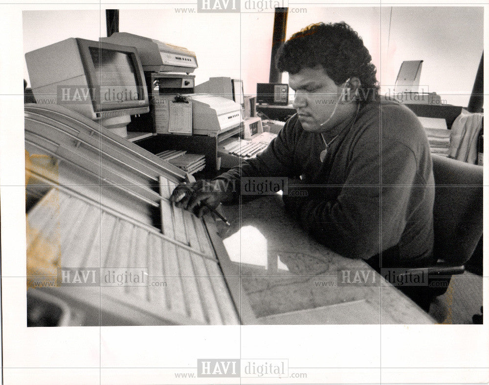 1989 Press Photo Air Traffic Control, Daniel Mendoza - Historic Images