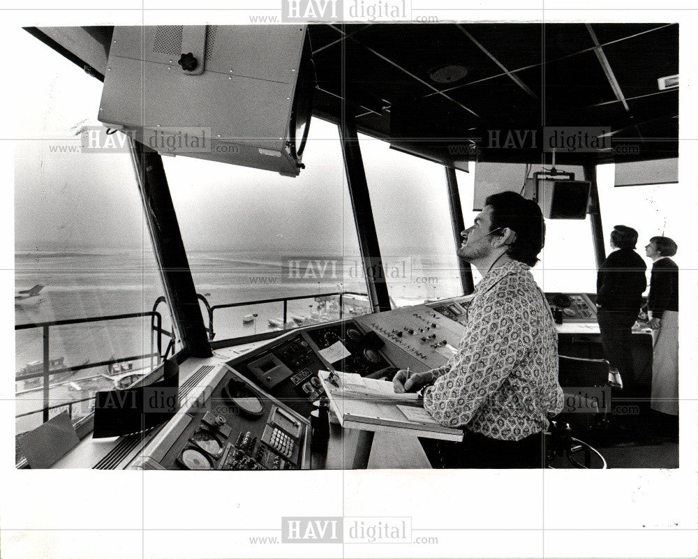 1975 Press Photo MEL SMITH TOWER CONTROL - Historic Images