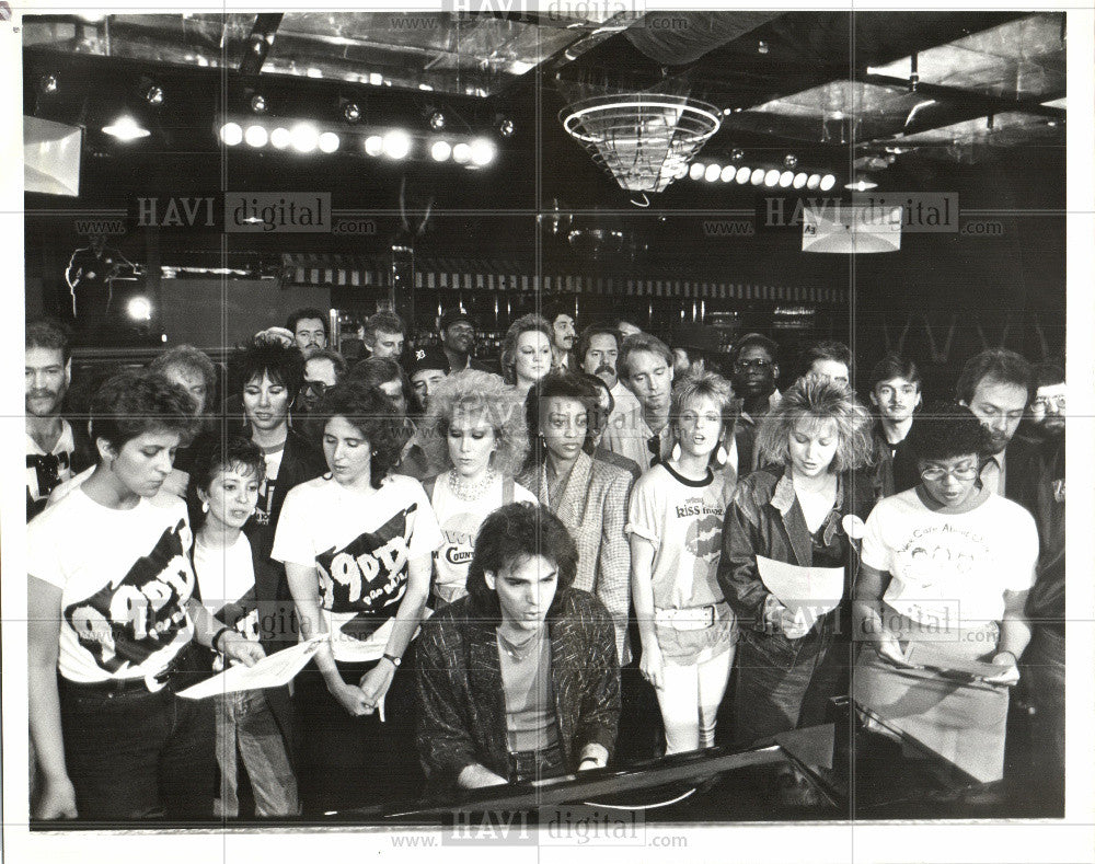1986 Press Photo A CHORUS OF AREA DISC KOCKEYS - Historic Images
