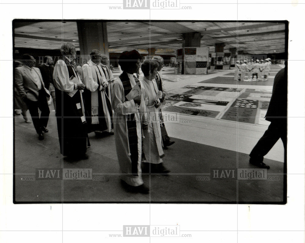 1988 Press Photo Names Project Quilt Episcopal minister - Historic Images