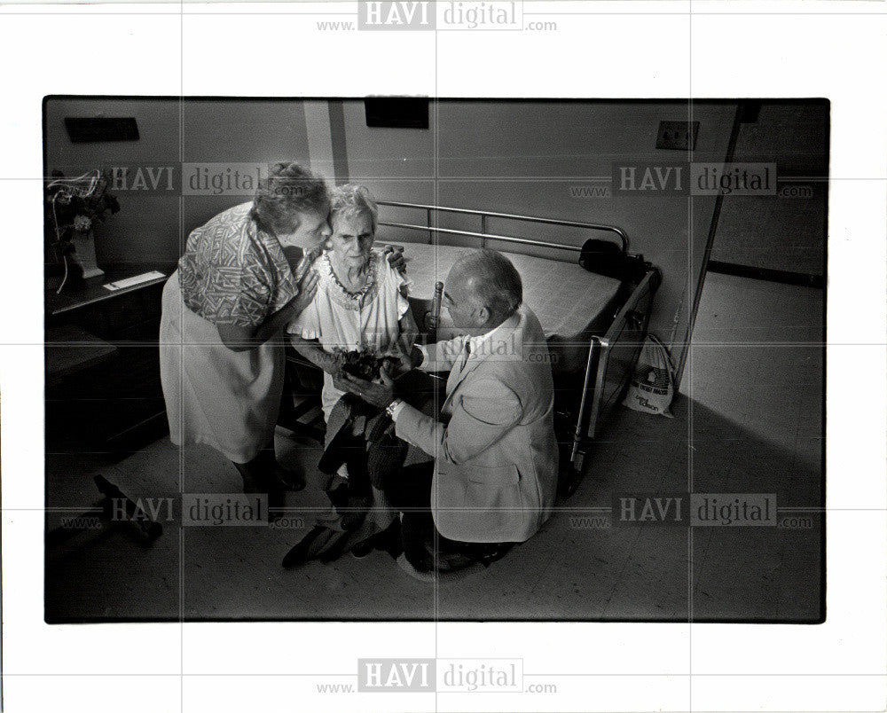 1985 Press Photo Kay Hall, Margaret, Son Glenn Hall - Historic Images