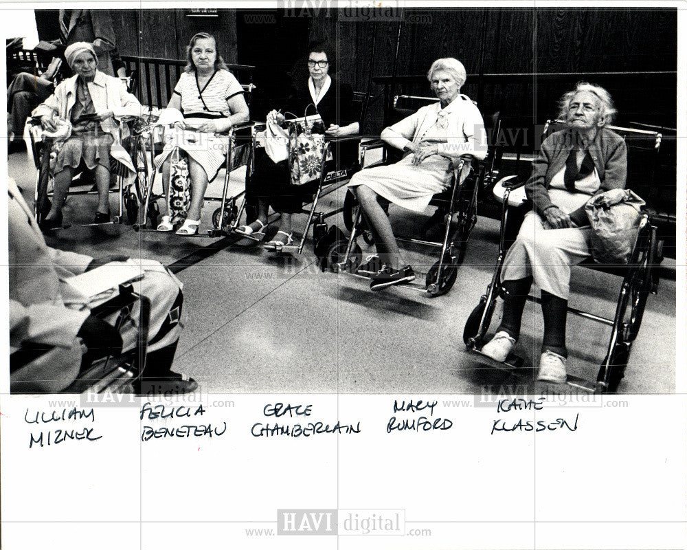 1987 Press Photo Aged women wheelchair Metro Airport - Historic Images