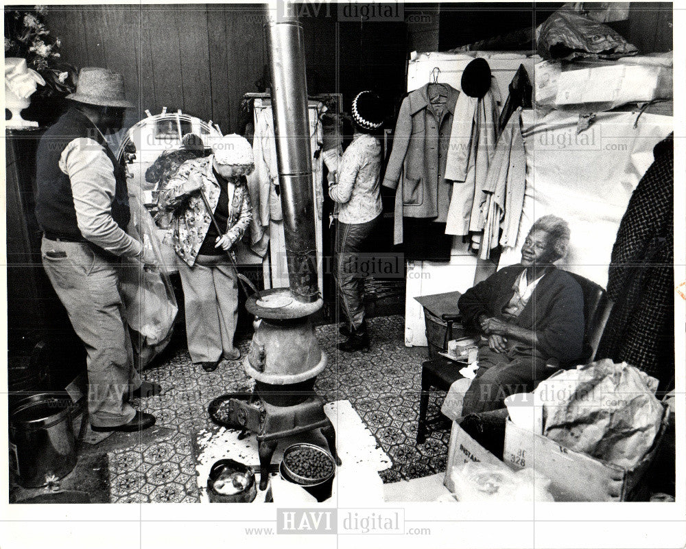 1980 Press Photo Senior Aide Cleaning House Dora Ruffin - Historic Images