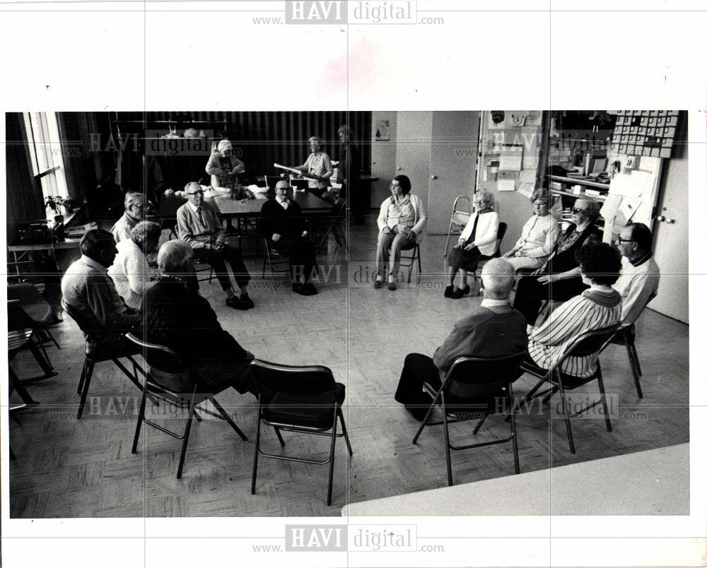 1981 Press Photo group does exercise with feet - Historic Images