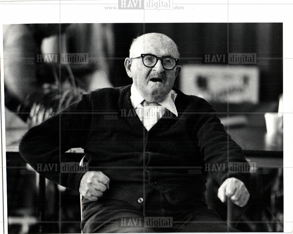 1981 Press Photo Henri Courtes Arm Exercises Adult Day - Historic Images