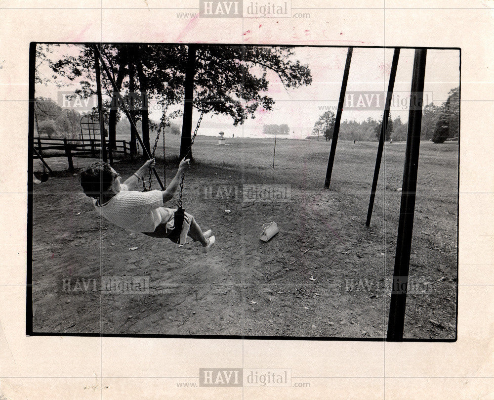 1975 Press Photo Swings Recreation - Historic Images