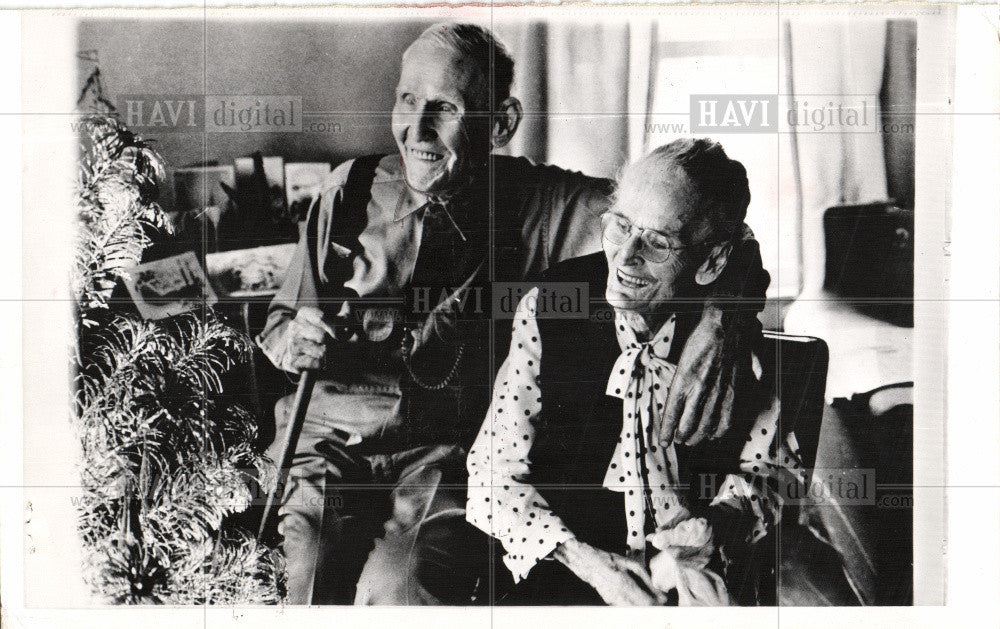 1966 Press Photo Rufus Embry 94 and his wife Julian 92 - Historic Images