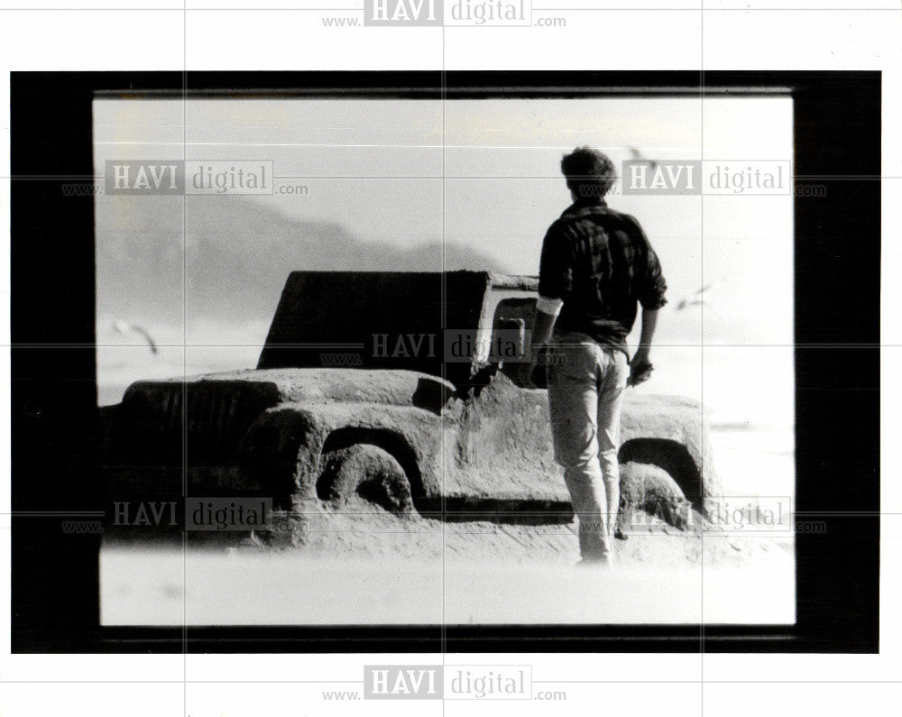 1991 Press Photo Michael Corbeille sand-encrusted jeep - Historic Images