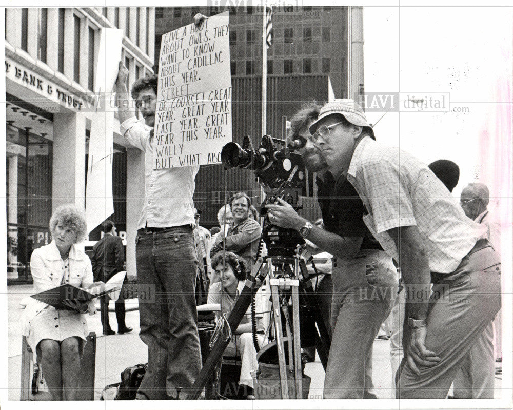 1977 Press Photo Bob and Ray and owl film an ad - Historic Images