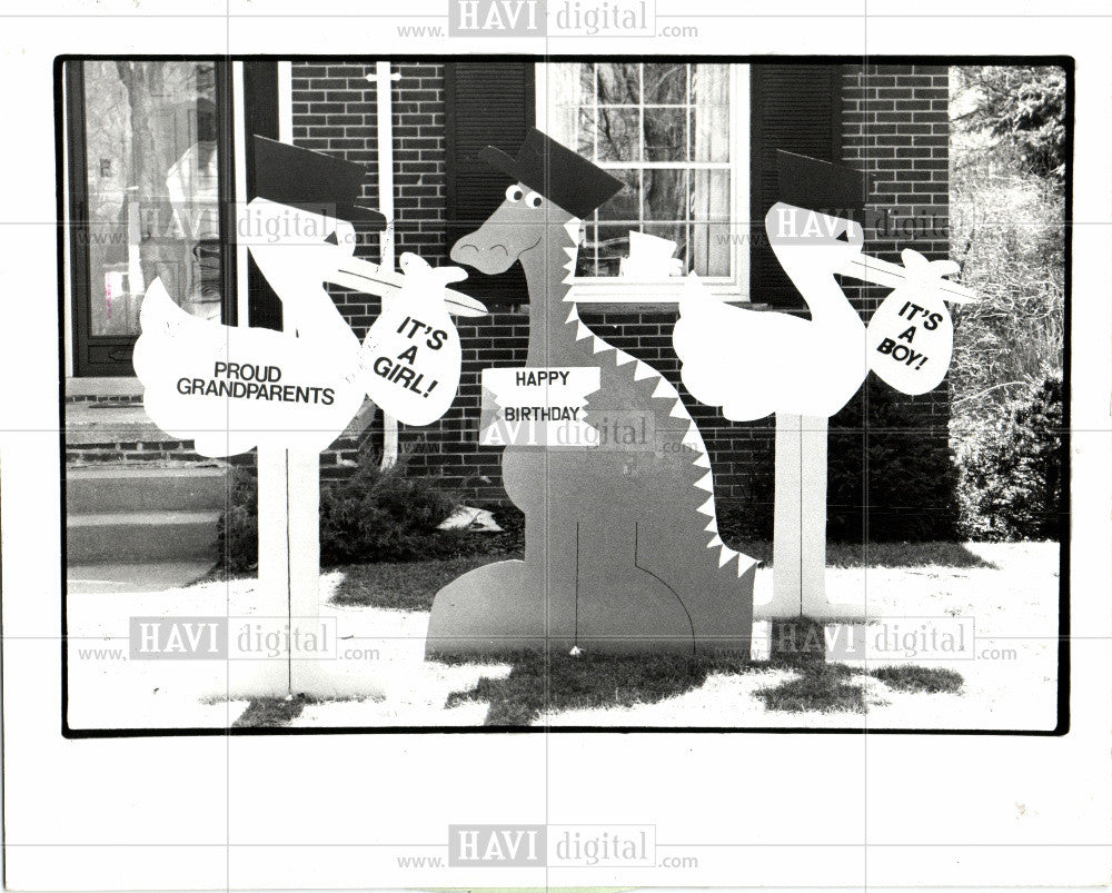 1985 Press Photo Stork Express Lawn Sign Advertising - Historic Images