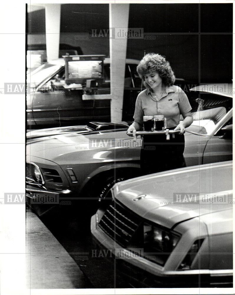 1984 Press Photo A&amp;W Restaruant, carhop - Historic Images