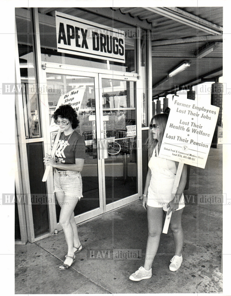 Press Photo Apex Drugstores - Historic Images