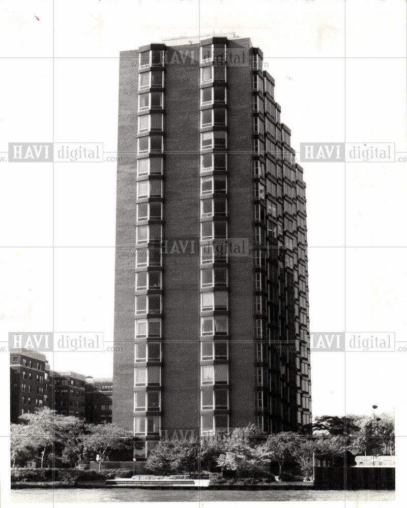 1982 Press Photo Apartment Building - Historic Images