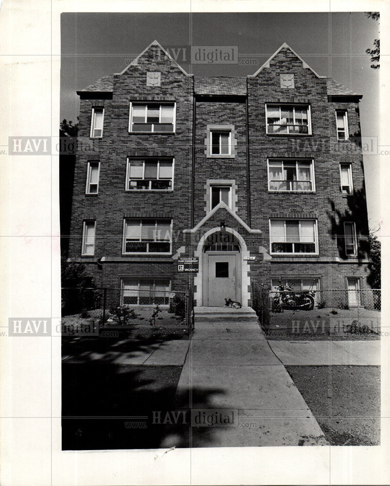 1974 Press Photo Apartment, Foreclosure is in trouble. - Historic Images